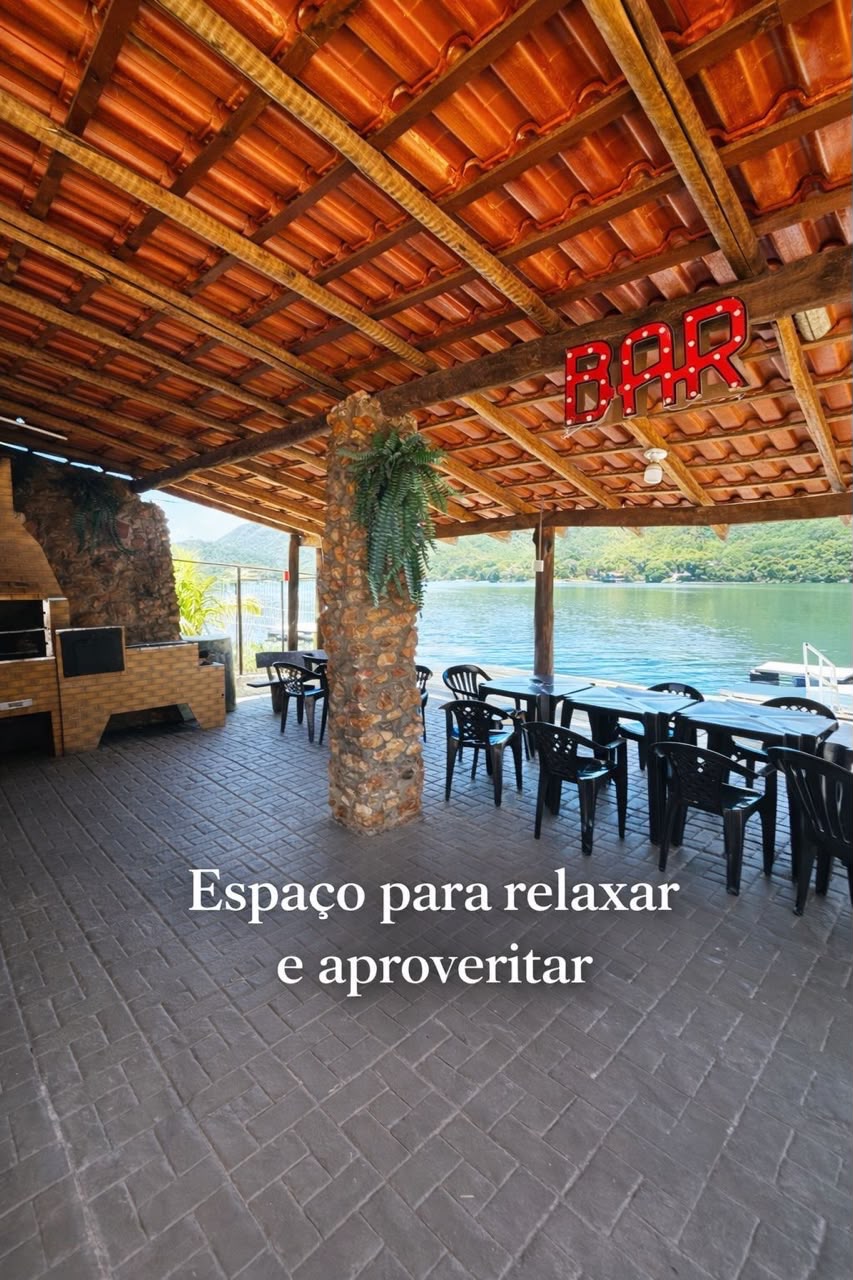 Bar de frente para o Rio